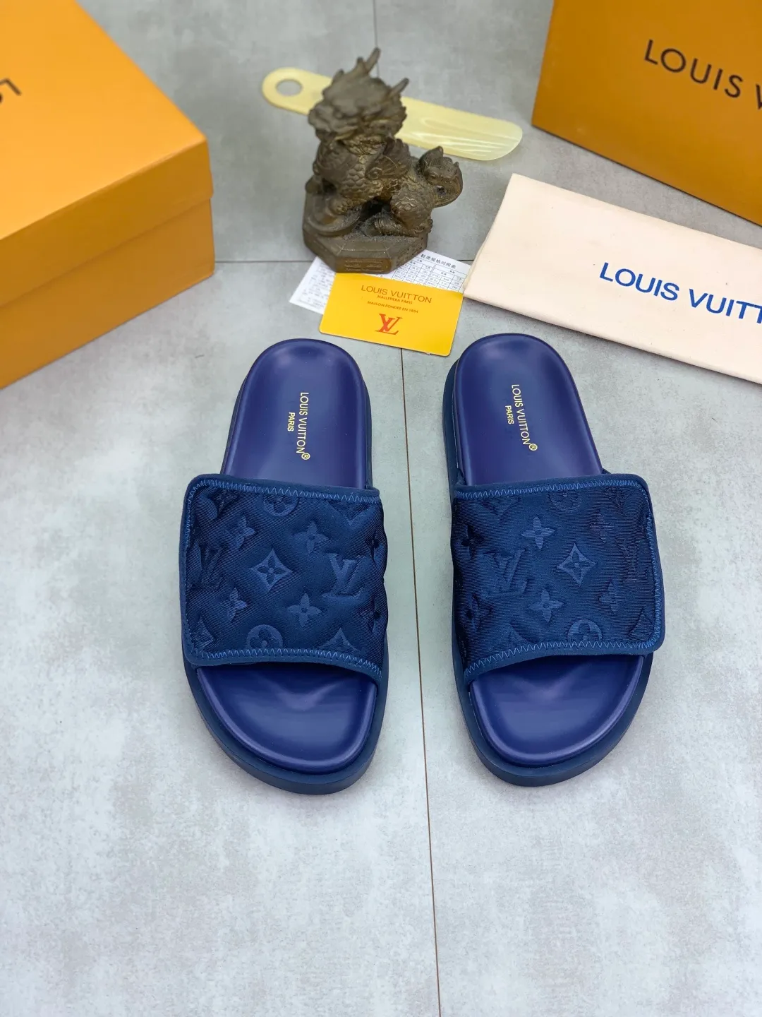 Men's shoes 💰P320 💰[New style]🆘 Original quality [LOUIS VUITTON] The popular Louis Vuitton LV men's slippers on the official website are on sale simultaneously! Original fabric imported from Italy, original factory special supply, code number: 38-44 (45 customized), many colors available